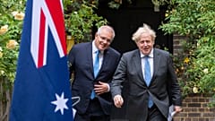 Boris Johnson con su homólogo australiano, Scott Morrison en el jardín del número 10 de Downing Streeet, en Londres, el 15 de junio de 2021. 