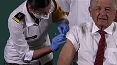 El presidente de México, Andrés Manuel López Obrador, recibe la segunda dosis de la vacuna de AstraZeneca contra la COVID-19