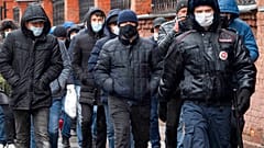 Полицейский сопровождает группу мигрантов. 