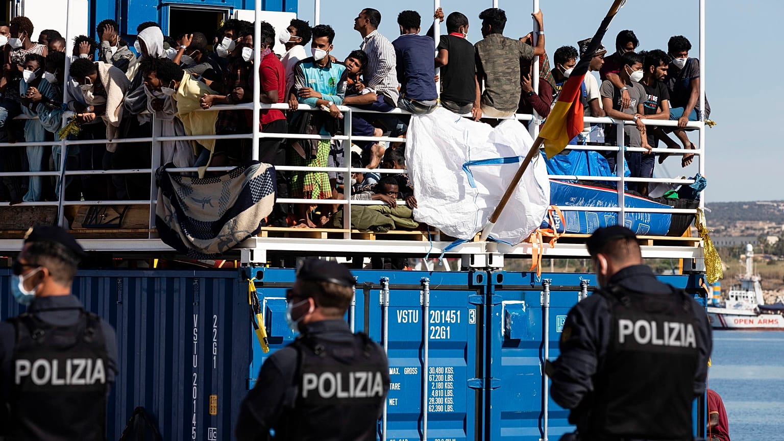 Illegális bevándorlók érkeznek a szicíliai Ragusa közelében fekvő Pozallo kikötőjébe 2021. május 21-én
