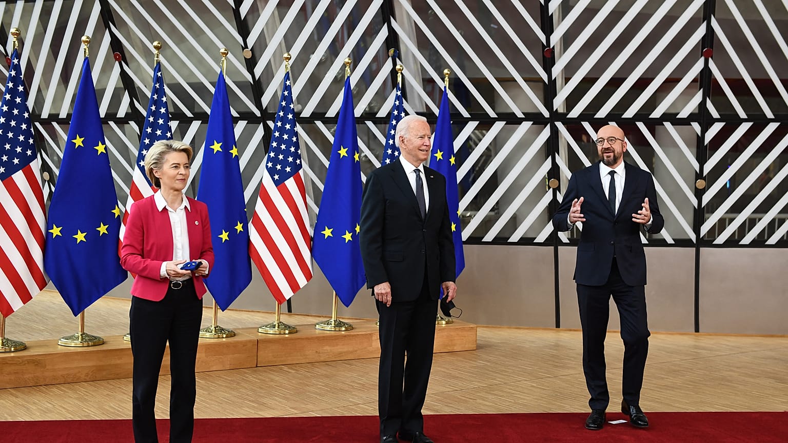 Ursula von der Leyen (à gauche), Joe Biden (au centre) et Charles Michel (à droite), lors de leur entretien ce mardi 15/06/2021 à Bruxelles