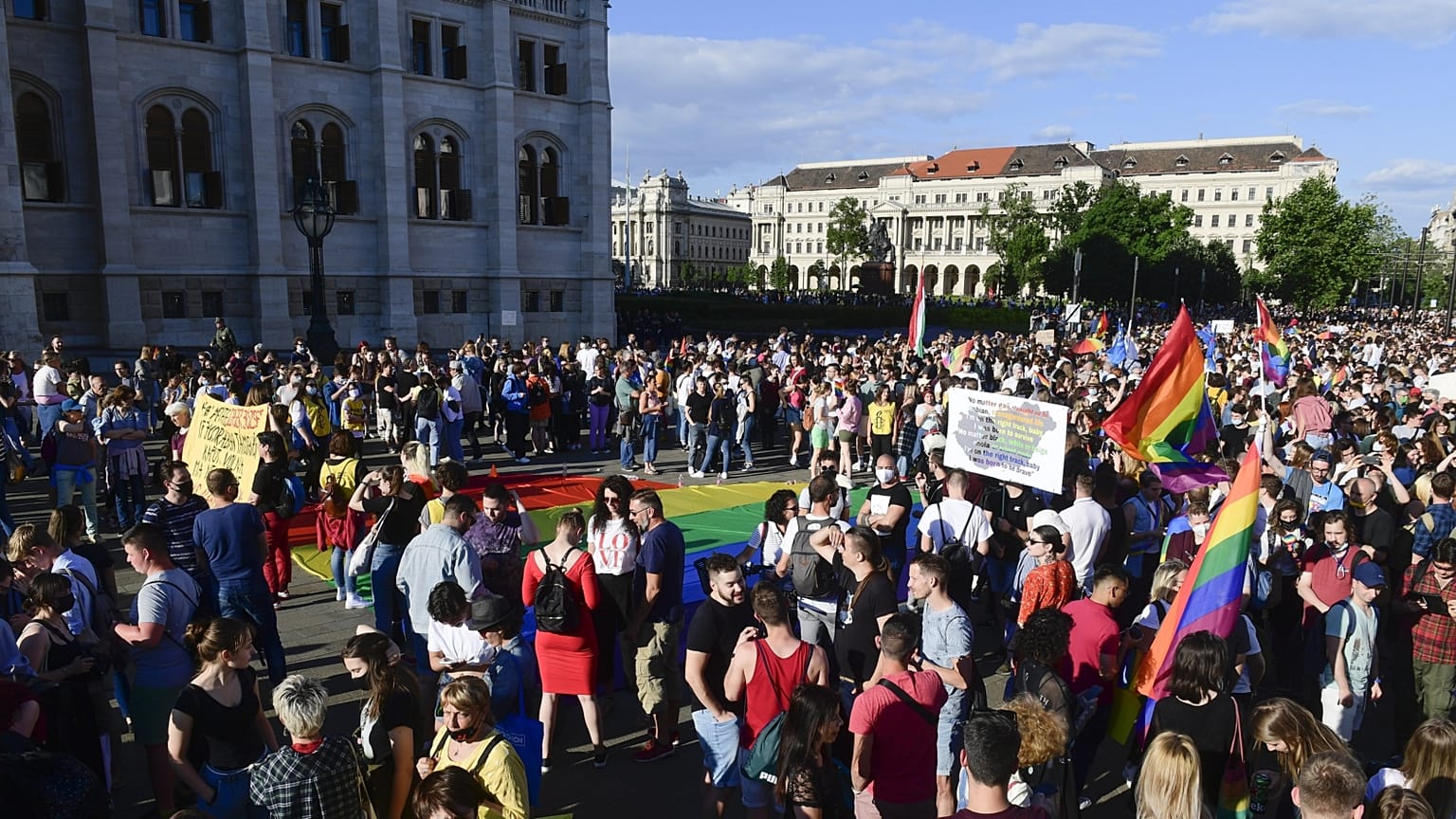 A pedofilellenes törvényjavaslat melegellenes részei ellen tartott demonstráció az Országház előtt