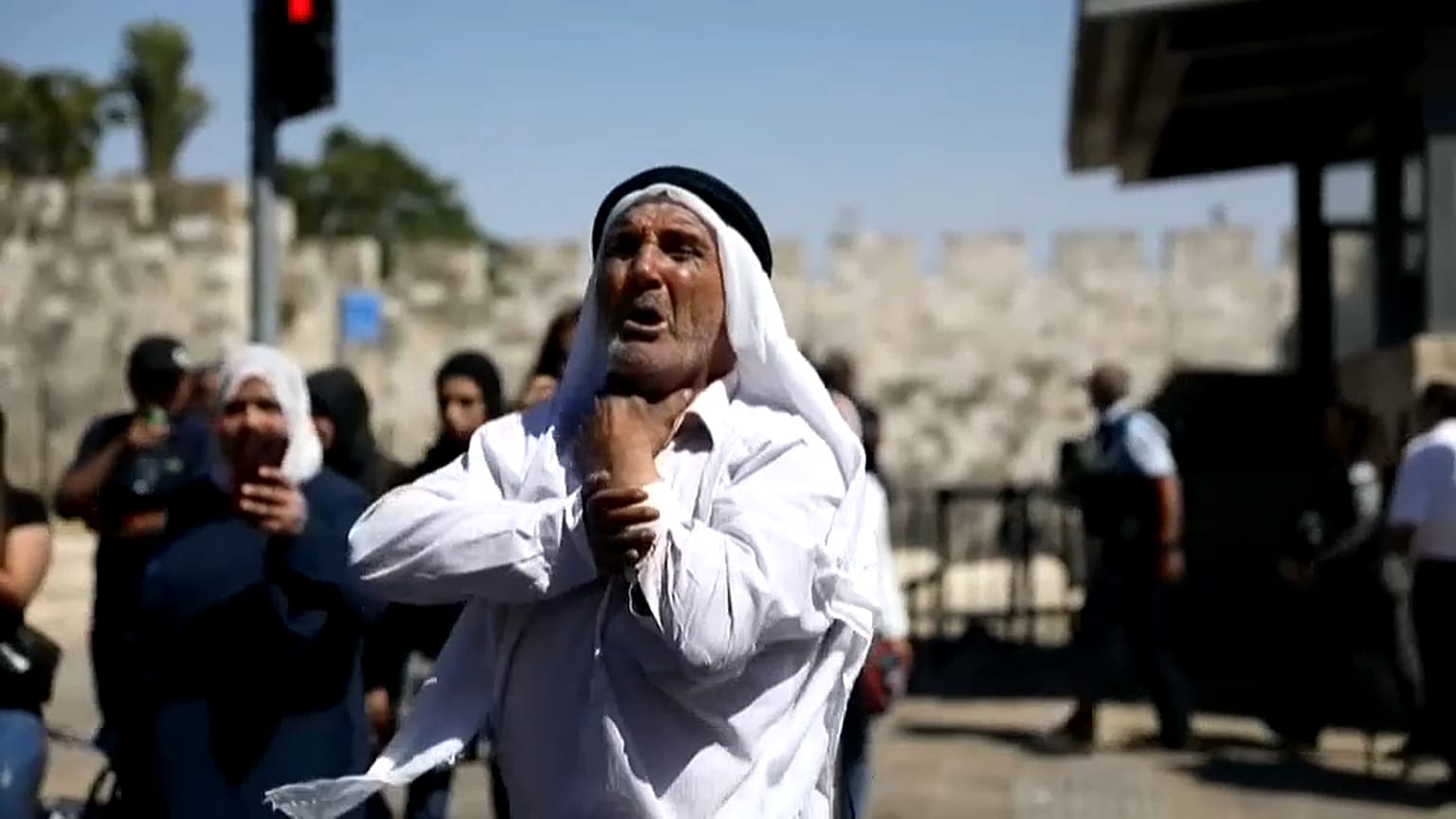 مسنّ فلسطيني يهتف للمسجد الأقصى أثناء مسيرة الأعلام التي نظمهاا المستوطنون الإسرائيليون في القدس 15 ينويز حزيران 2021 