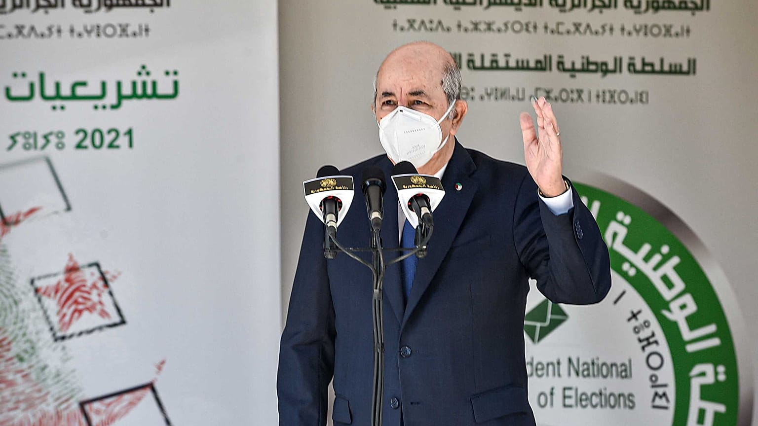 الرئيس الجزائري عبد المجيد تبون يتحدث خارج مركز اقتراع في بوشاوي، في الضواحي الغربية للعاصمة الجزائرية خلال الانتخابات البرلمانية لعام 2021، 12 يونيو 2021 
