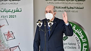 الرئيس الجزائري عبد المجيد تبون يتحدث خارج مركز اقتراع في بوشاوي، في الضواحي الغربية للعاصمة الجزائرية خلال الانتخابات البرلمانية لعام 2021، 12 يونيو 2021 