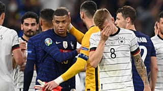Le gardien et capitaine de l'Equipe de France, Hugo Lloris, félicitant Kylian Mbappe après la victoire des Bleus sur l'Allemagne, le 15 juin 2021 à Munich