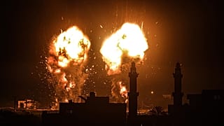 İsrail'in Gazze'ye yaptığı füze saldırısından bir kare.