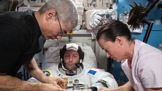 Thomas Pesquet testant sa combinaison spatiale avec les astronautes américains Mark Vande Hei et Megan McArthur, à bord de l'ISS