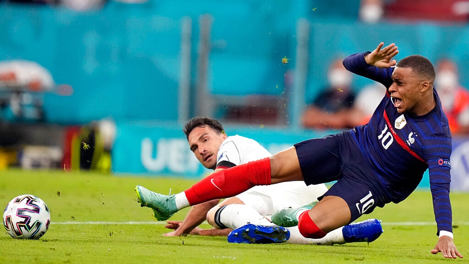 Hummels und Mbappe beim Spiel in München