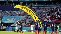 Посадка парапланериста Greenpeace на стадион в Мюнхене 15 июня 2021