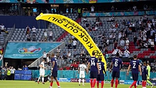 Посадка парапланериста Greenpeace на стадион в Мюнхене 15 июня 2021