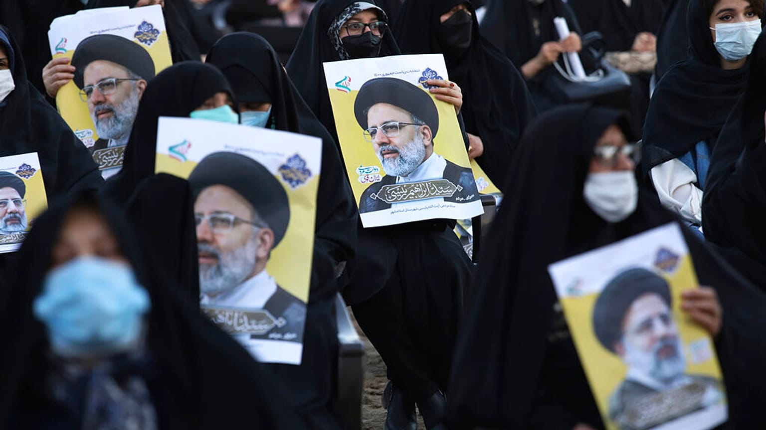 Sostenitori del candidato presidenziale Ebrahim Raisi durante un comizio, nella città di Eslamshahr a sud-ovest della capitale