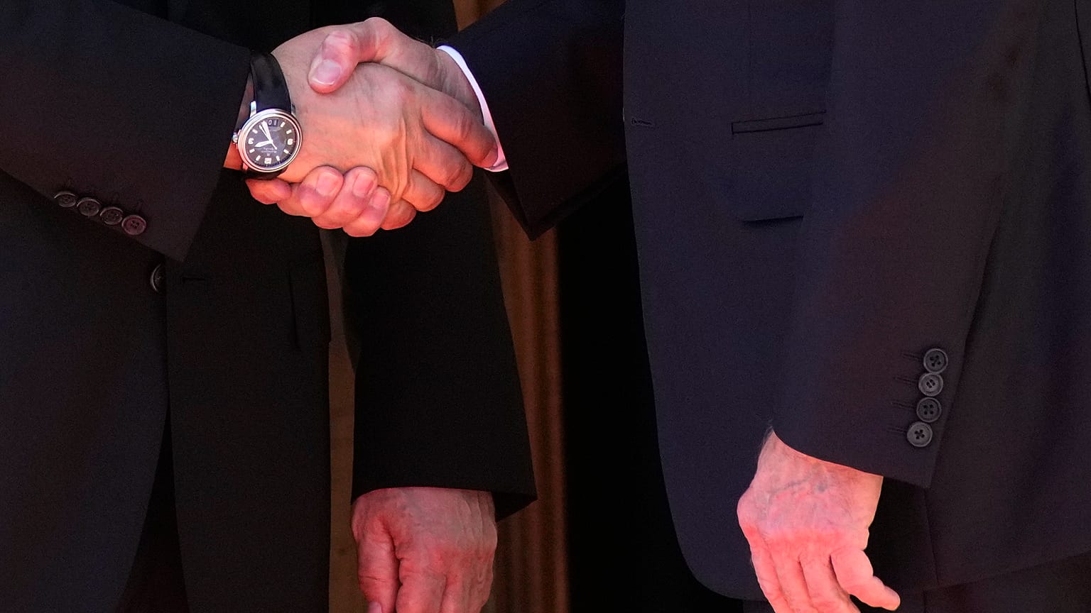 O aperto de mão entre Putin e Biden antes da Cimeira de Genebra