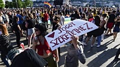 Parlamenti döntés előtti tüntetés a pedofilellenes jogszabály módosításai ellen Budapesten