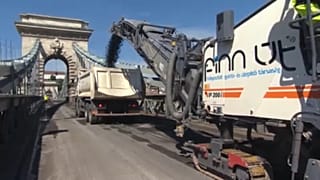 Marják az aszfaltot a Lánchídon