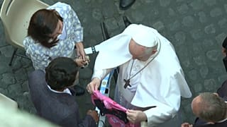 Egan Bernal y su novia entregan al papa Francisco la maglia rossa de ganador del Giro de Italia