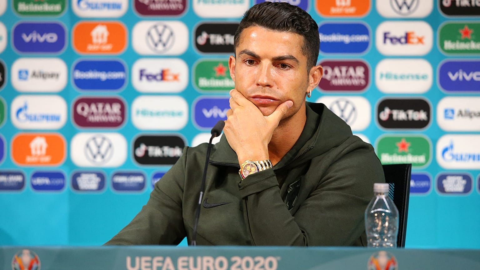 Cristiano Ronaldo bei der Pressekonferenz in Budapest - ohne Flasche von Coca Cola