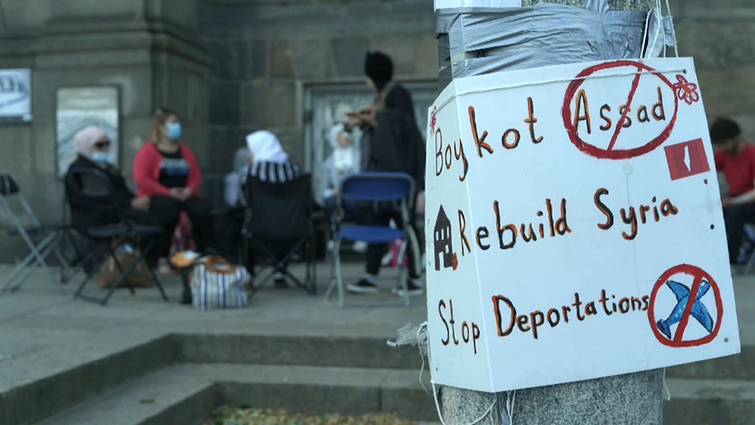 Protesto contra a revogação das autorizações de residência aos refugiados sírios