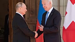 Joe Biden e Vladimir Putin si stringono la mano all'arrivo al meeting