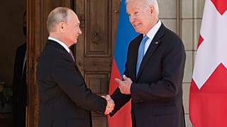 Joe Biden e Vladimir Putin si stringono la mano all'arrivo al meeting