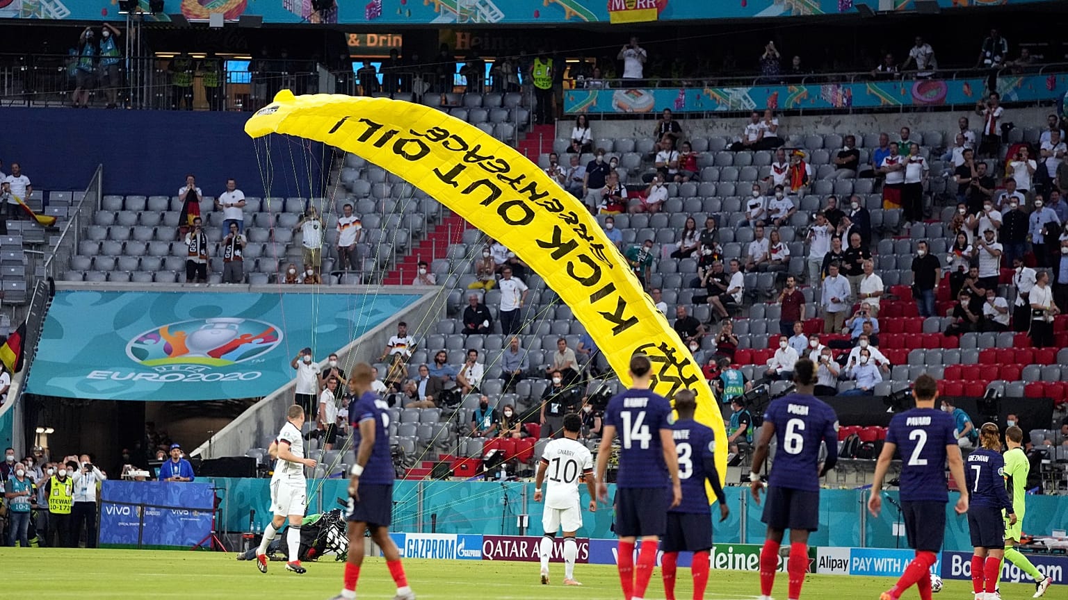 A Greenpeace aktivistája földet ér a müncheni stadionban a Németország-Franciaország Eb-mérkőzés alatt 2021. június 15-én