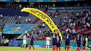A Greenpeace aktivistája földet ér a müncheni stadionban a Németország-Franciaország Eb-mérkőzés alatt 2021. június 15-én