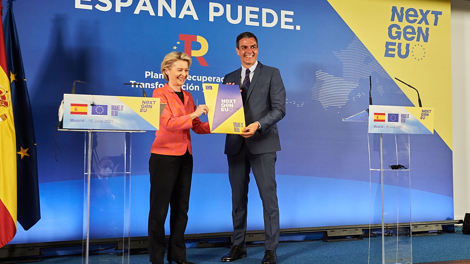 Ursula von der Leyen, on the left, and Pedro Sánchez Pérez-Castejón