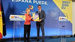 Ursula von der Leyen, on the left, and Pedro Sánchez Pérez-Castejón