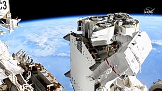 Thomas Pesquet dans l'espace, lors de sa sortie spatiale hors de l'ISS, le 16 juin 2021