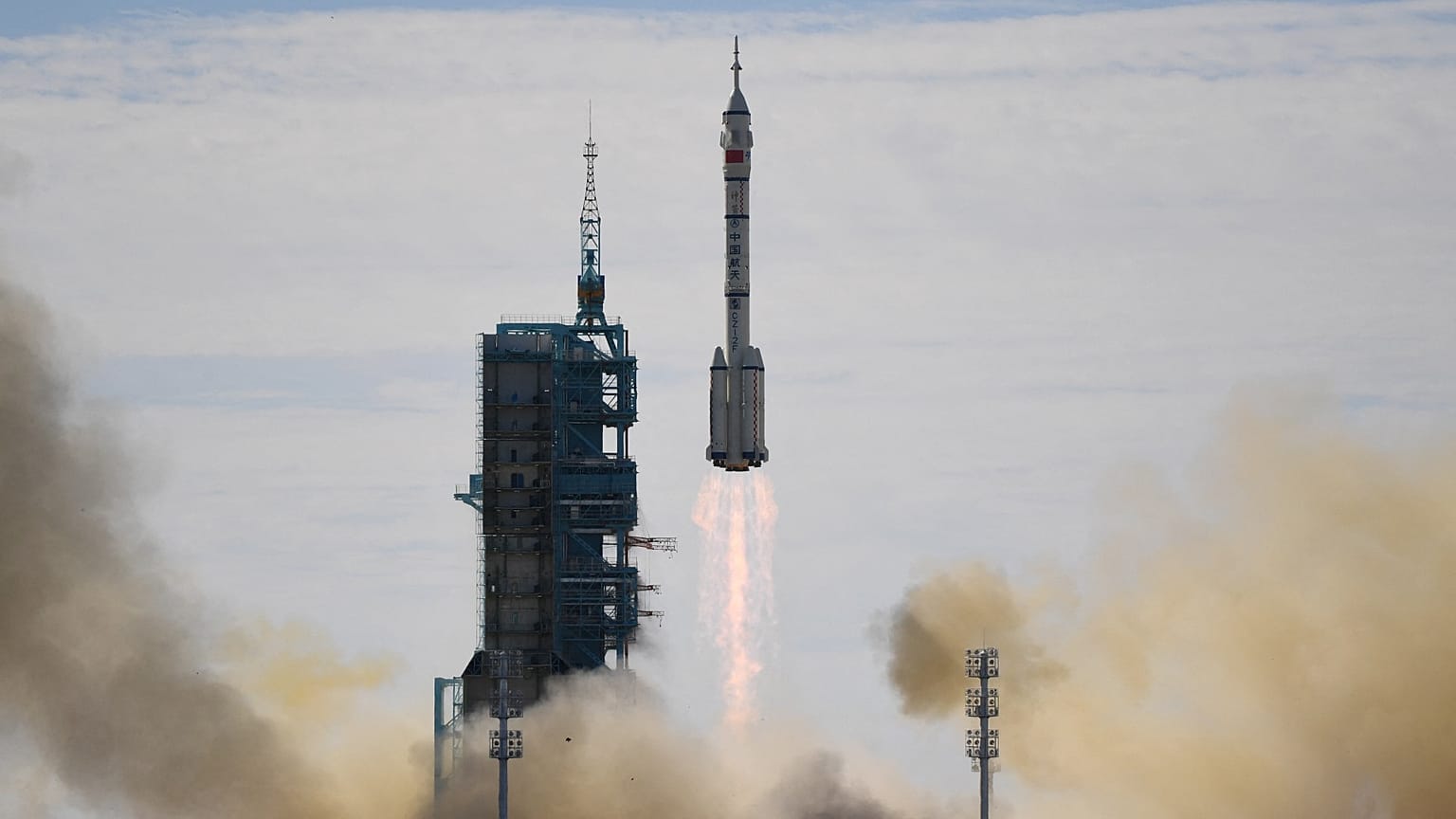 Décollage réussi pour la fusée chinoise Longue-Marche 2F depuis le pas de tir de la base de Jiuquan, dans le désert de Gobi, le 17 juin 2021 