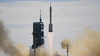 Décollage réussi pour la fusée chinoise Longue-Marche 2F depuis le pas de tir de la base de Jiuquan, dans le désert de Gobi, le 17 juin 2021