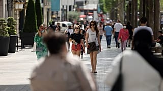 Le port du masque à l'extérieur n'est plus obligatoire en France, comme ici sur les Champs-Elysees à Paris, le 17 juin 2021