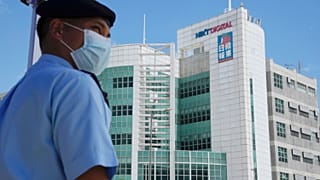 Elvitték a rendőrök a hongkongi Apple Daily főszerkesztőjét 