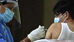 رجل يتلقى لقاح سينوفار في معبد جورو ناناك دربار في دبي، الإمارات العربية المتحدة.
