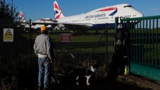 صورة لطائرة "بوينغ 747-400" التابعة للخطوط الجوية البريطانية متوقفة في مطار "كوتسوورلد" في كيمبل، 11 أكتوبر 2020