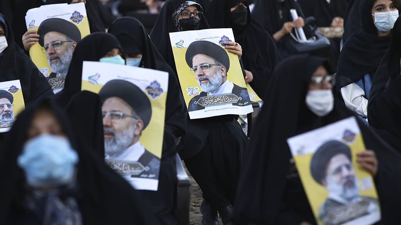 Simpatizantes del candidato presidencial Ebrahim Raisi durante un mitin, en la ciudad de Eslamshahr, al suroeste de la capital