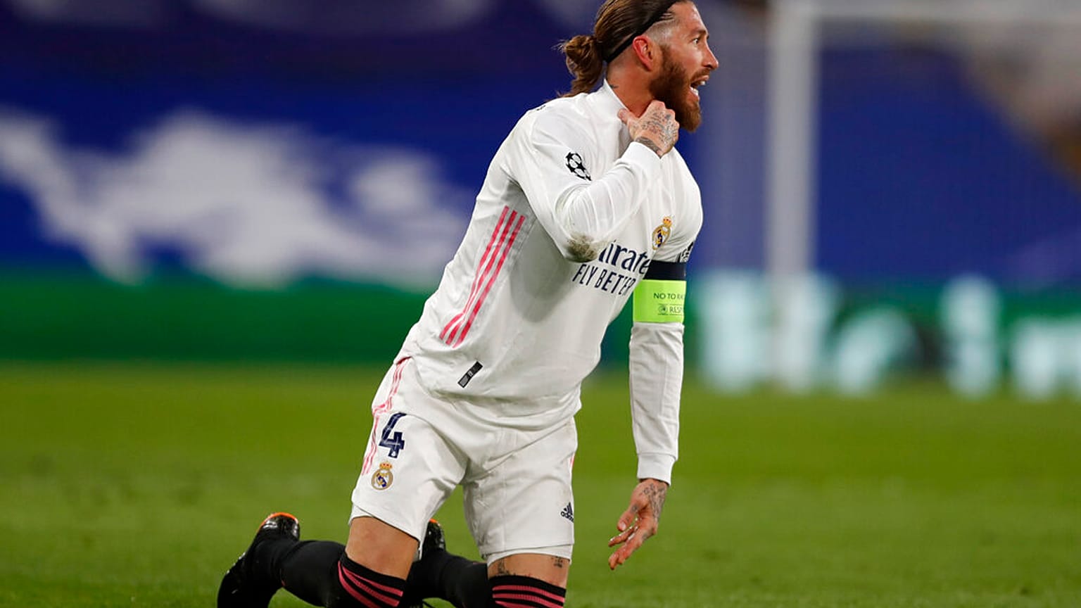 Sergio Ramos, del Real Madrid, gesticula durante el partido de fútbol de semifinales de la Liga de Campeones entre el Chelsea y el Real Madrid.