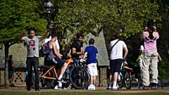 Londra'daki Hyde Park'ta gençler 