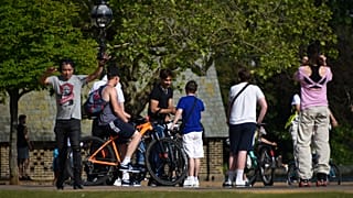 Londra'daki Hyde Park'ta gençler 