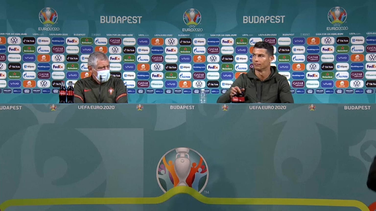 Portekizli yıldız oyuncu Cristiano Ronaldo, önündeki kola şişelerini kaldırarak su içilmesi tavsiyesinde bulunmuştu (AP screenshot)