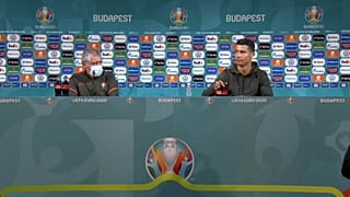 Portekizli yıldız oyuncu Cristiano Ronaldo, önündeki kola şişelerini kaldırarak su içilmesi tavsiyesinde bulunmuştu (AP screenshot)