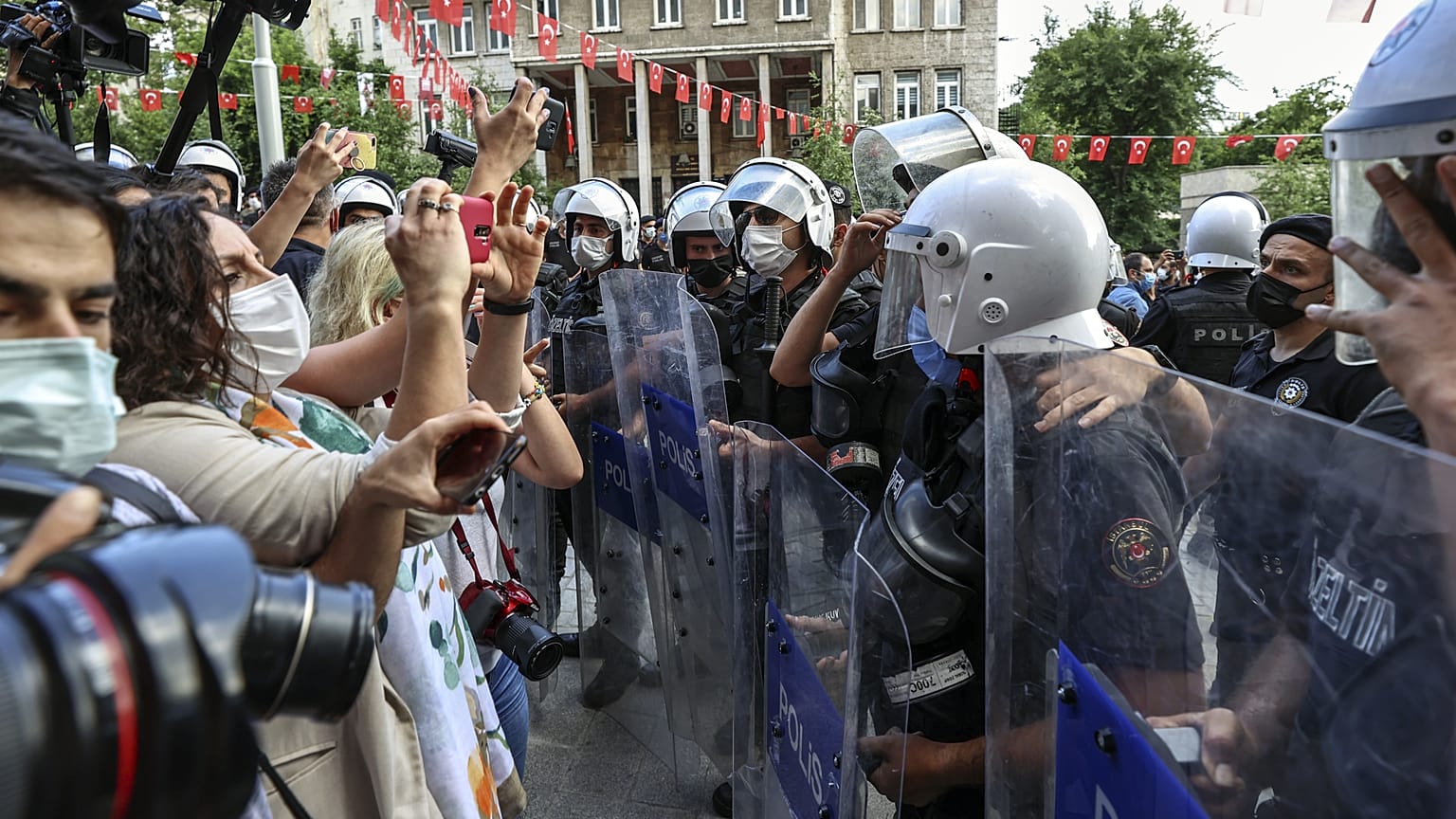 İzmir'in Konak ilçesindeki HDP İl Başkanlığına saldırı
