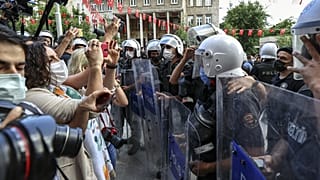 İzmir'in Konak ilçesindeki HDP İl Başkanlığına saldırı