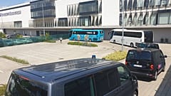 A francia válogatott busza az MTK stadionjánál