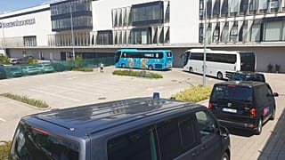 A francia válogatott busza az MTK stadionjánál
