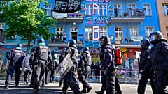 Almanya’da polis aşırı solcu gruplar tarafından işgal edilen binaya zor kullanarak girdi