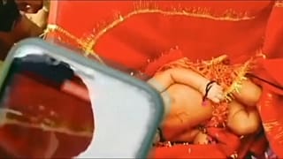 رضيع في صندوق يطفو على نهر الغانج في الهند