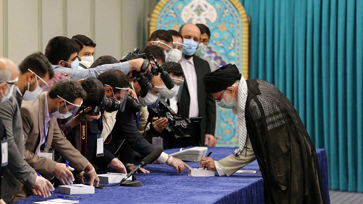 Le guide suprême iranien Ali Khamenei vote pour l'élection présidentielle, le 18 juin 2021, Téhéran, Iran