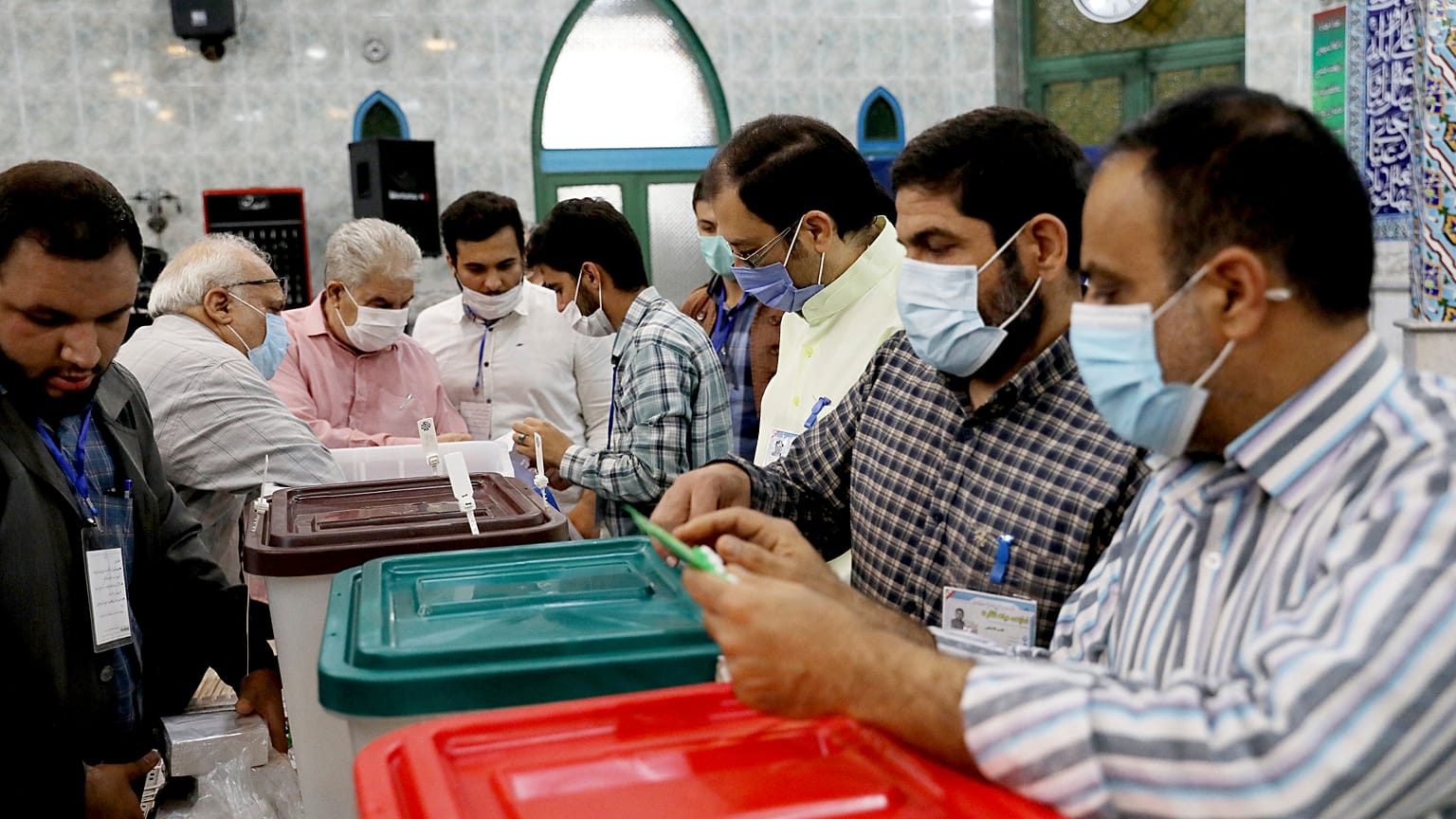 صناديق الاقتراع في مركز اقتراع في طهران