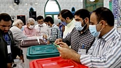صناديق الاقتراع في مركز اقتراع في طهران